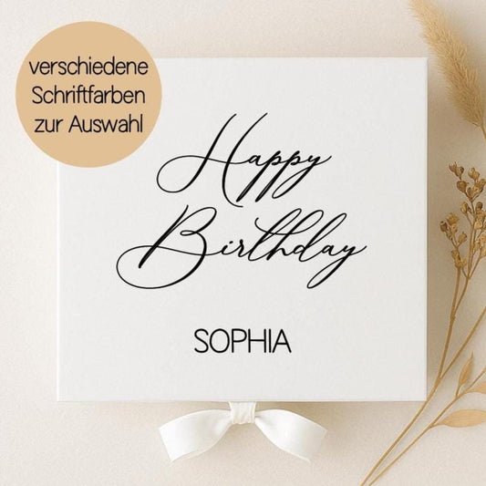 Personalisierte Geschenkbox "Happy Birthday" – Weiße Box mit Satinschleife & Holzwolle Geburtstagsgeschenk mit Wunschname Geschenkverpackung