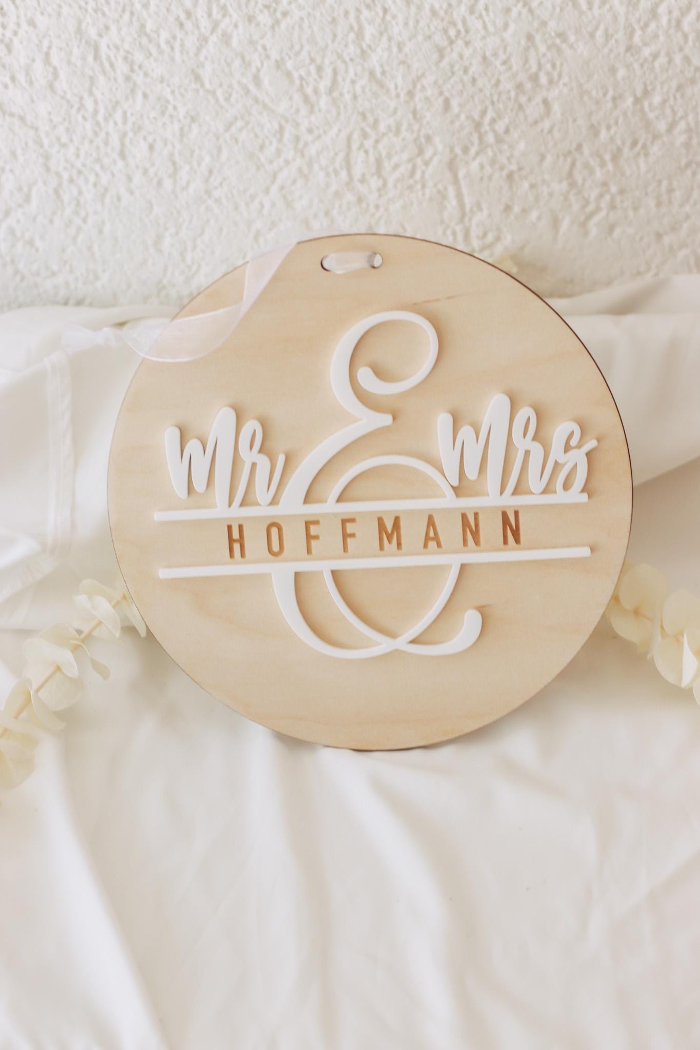 Mr & Mrs 3D Namensschild aus Holz und Acryl – Hochzeitsschild personalisiert – Türschild mit Band – Hochzeitsgeschenk – 20 cm rund