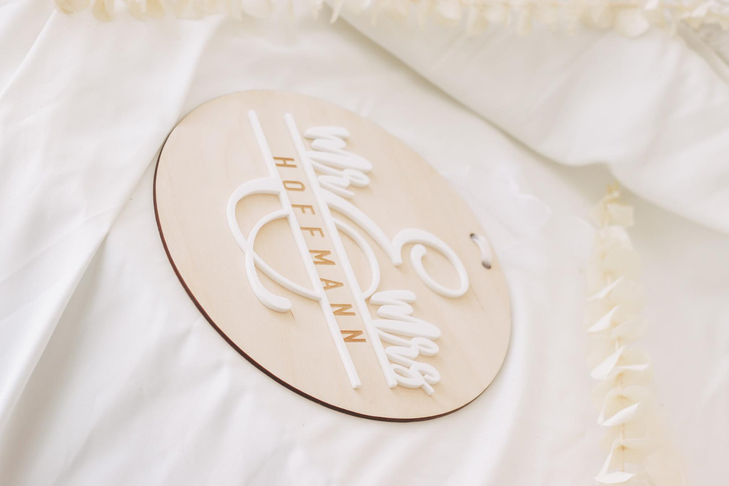 Mr & Mrs 3D Namensschild aus Holz und Acryl – Hochzeitsschild personalisiert – Türschild mit Band – Hochzeitsgeschenk – 20 cm rund