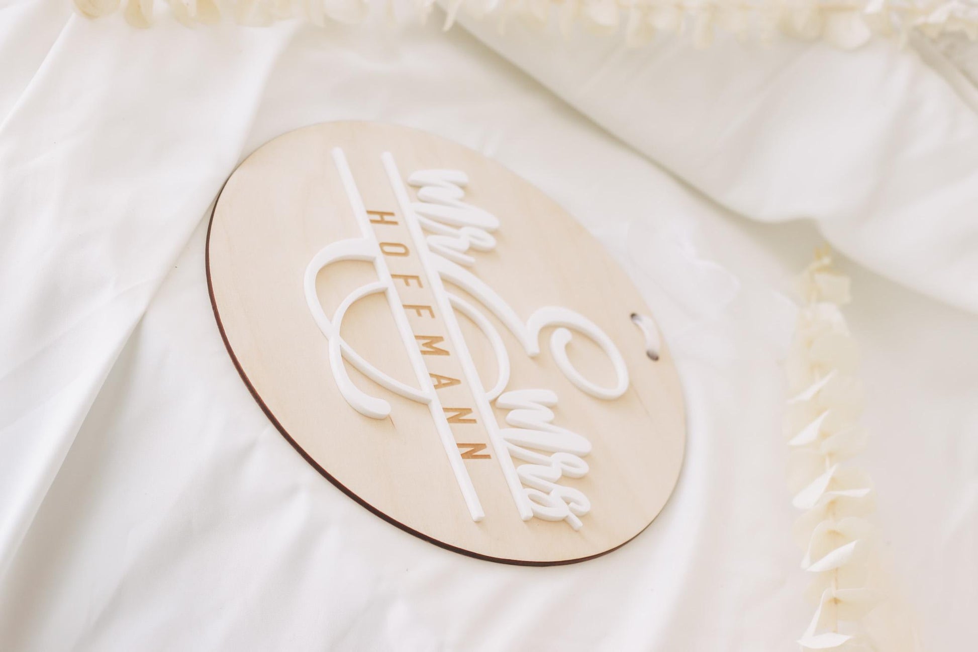 Mr & Mrs 3D Namensschild aus Holz und Acryl – Hochzeitsschild personalisiert – Türschild mit Band – Hochzeitsgeschenk – 20 cm rund