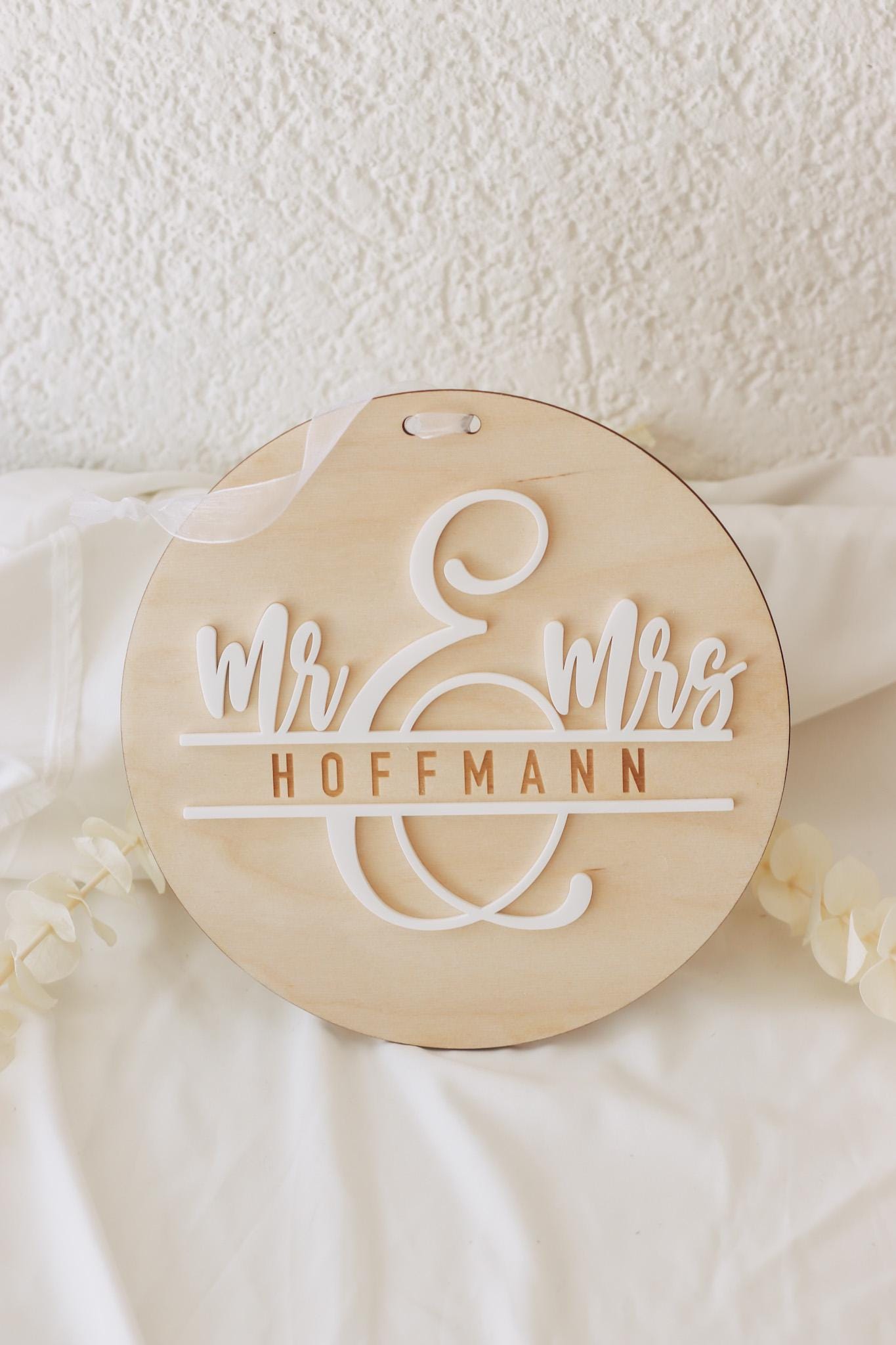 Mr & Mrs 3D Namensschild aus Holz und Acryl – Hochzeitsschild personalisiert – Türschild mit Band – Hochzeitsgeschenk – 20 cm rund