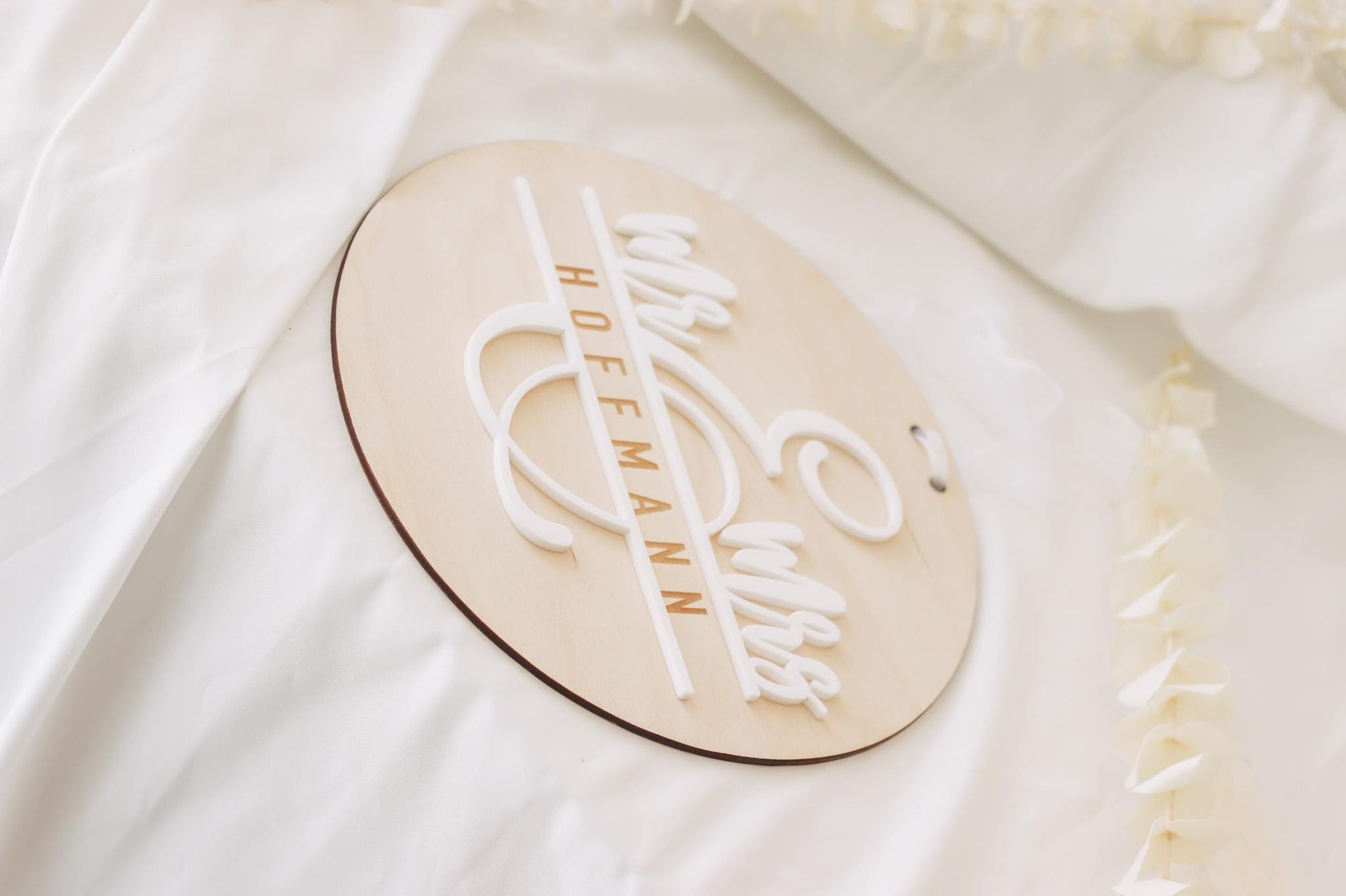 Mr & Mrs 3D Namensschild aus Holz und Acryl – Hochzeitsschild personalisiert – Türschild mit Band – Hochzeitsgeschenk – 20 cm rund