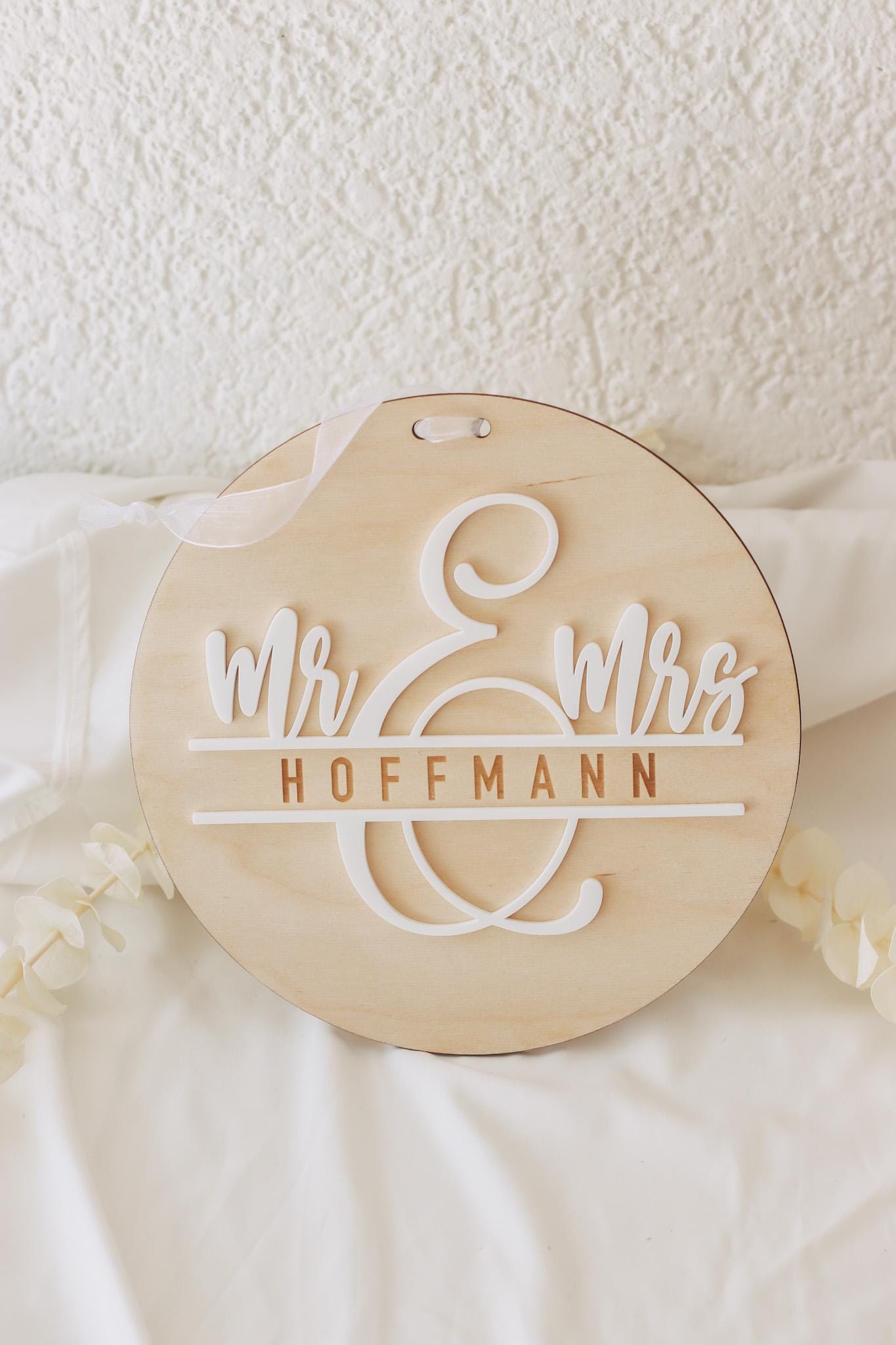 Mr & Mrs 3D Namensschild aus Holz und Acryl – Hochzeitsschild personalisiert – Türschild mit Band – Hochzeitsgeschenk – 20 cm rund