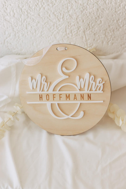 Mr & Mrs 3D Namensschild aus Holz und Acryl – Hochzeitsschild personalisiert – Türschild mit Band – Hochzeitsgeschenk – 20 cm rund