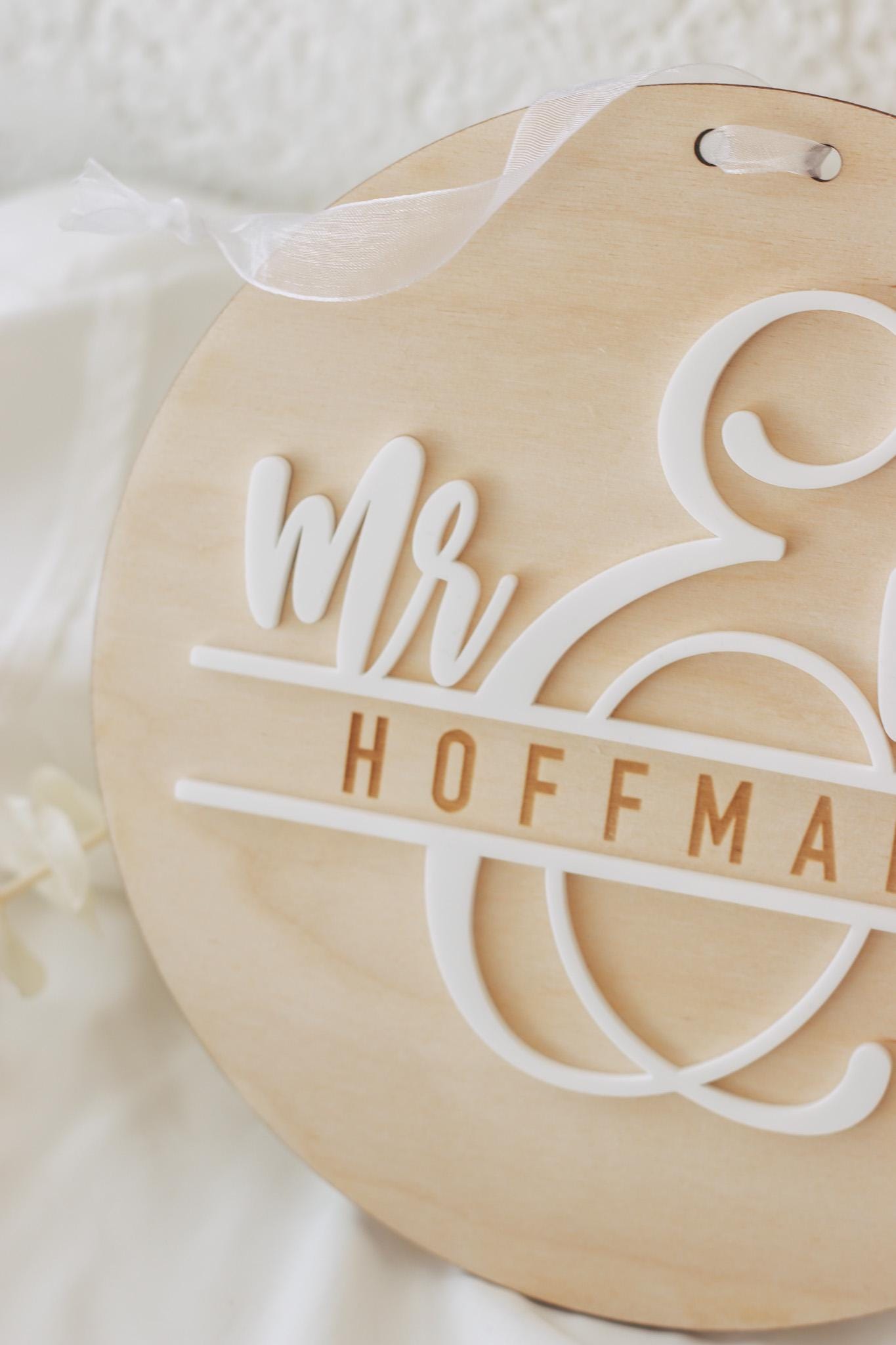 Mr & Mrs 3D Namensschild aus Holz und Acryl – Hochzeitsschild personalisiert – Türschild mit Band – Hochzeitsgeschenk – 20 cm rund