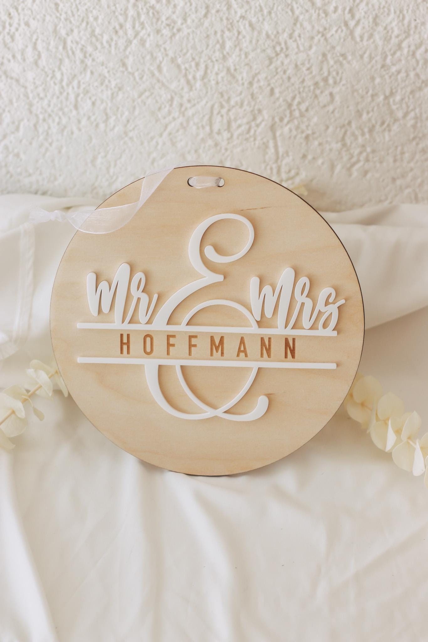 Mr & Mrs 3D Namensschild aus Holz und Acryl – Hochzeitsschild personalisiert – Türschild mit Band – Hochzeitsgeschenk – 20 cm rund