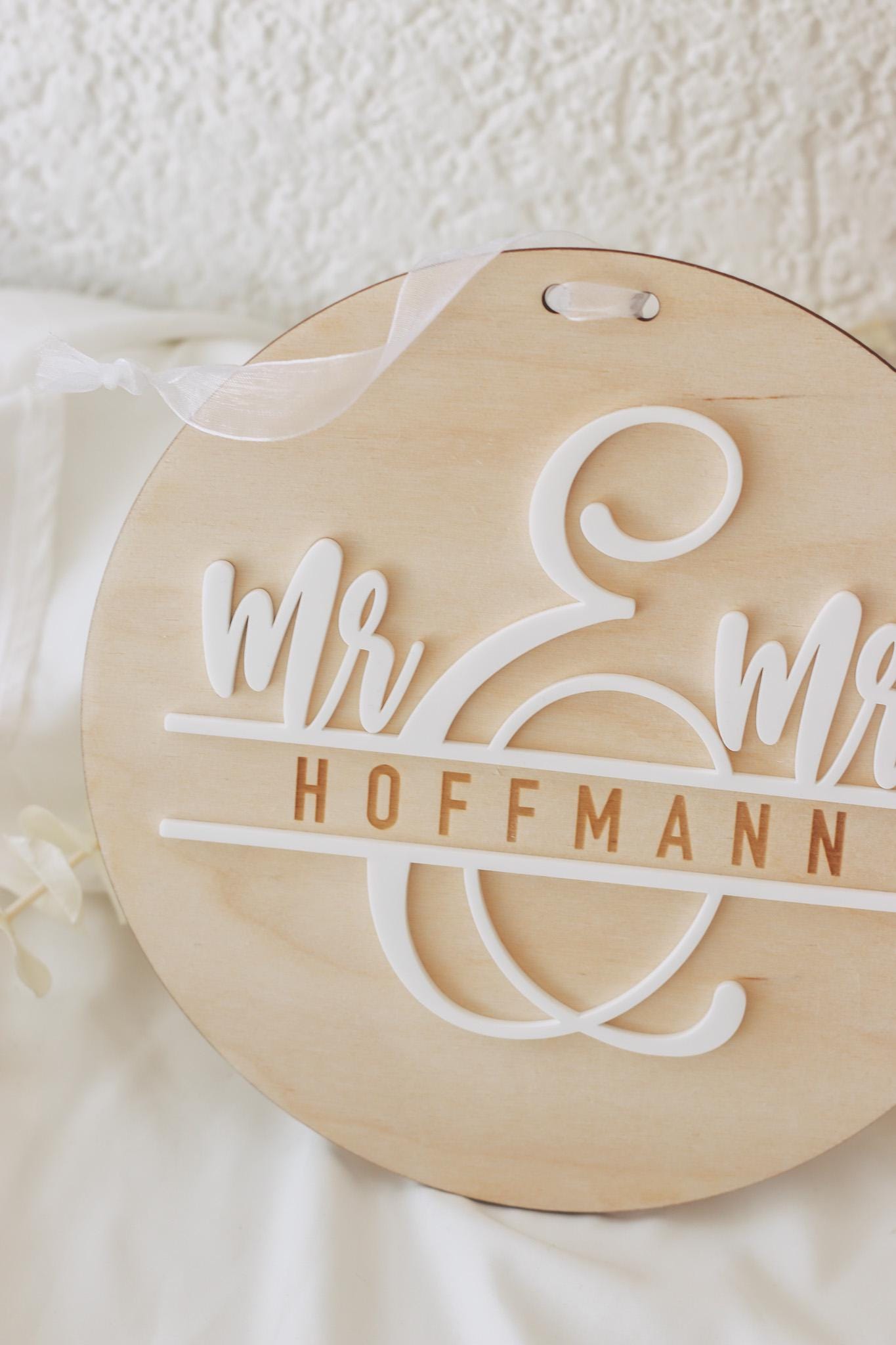 Mr & Mrs 3D Namensschild aus Holz und Acryl – Hochzeitsschild personalisiert – Türschild mit Band – Hochzeitsgeschenk – 20 cm rund