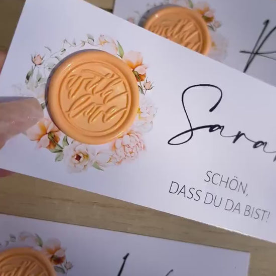 Platzkarte Hochzeit, Namenskarte, apricot, verschiedene Siegel Muster, Personalisiert mit Gästenamen, Wachssiegel, Schön, dass du da bist