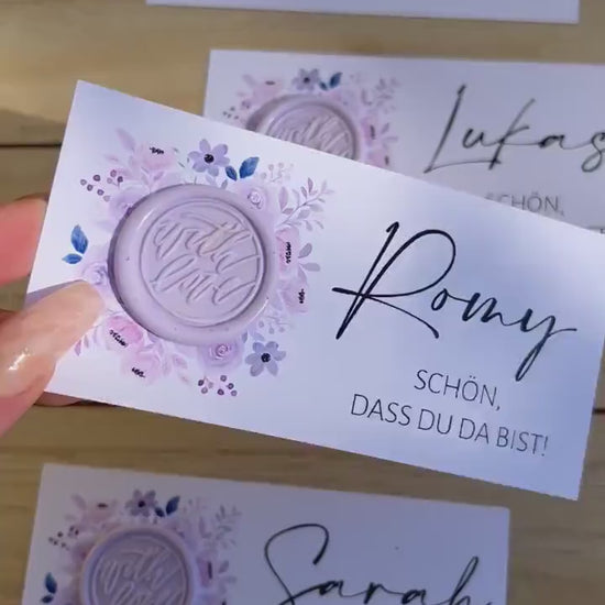 Platzkarte Hochzeit, Namenskarte, lila, verschiedene Siegel Muster, Personalisiert mit Gästenamen, Wachssiegel, Schön, dass du da bist