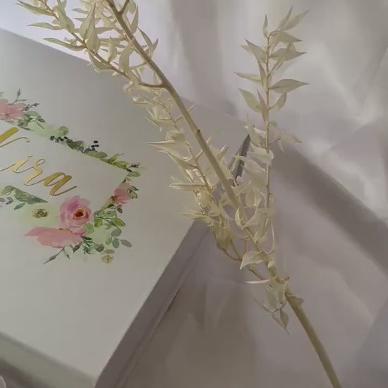 Geschenkbox mit Blumenmuster, personalisiert mit Namen zum selber füllen inklusive Holzwolle - Magnetverschluss mit Seidenband