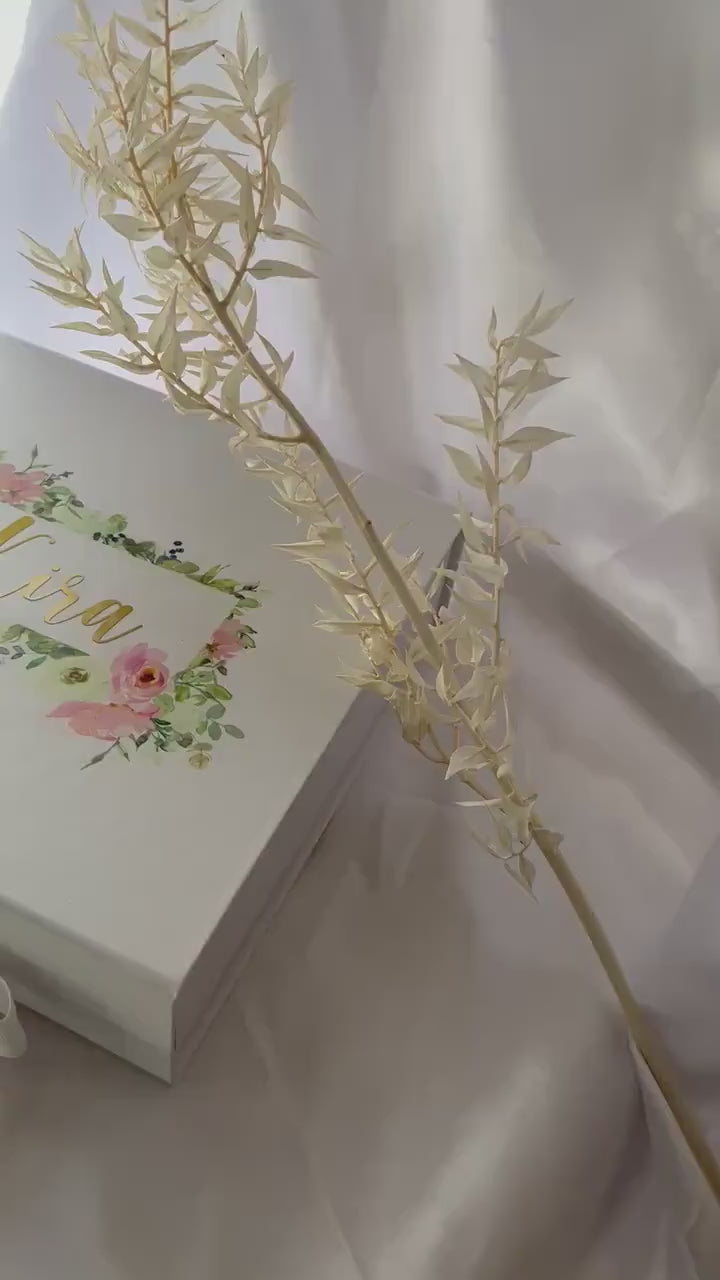 Geschenkbox mit Blumenmuster, personalisiert mit Namen zum selber füllen inklusive Holzwolle - Magnetverschluss mit Seidenband