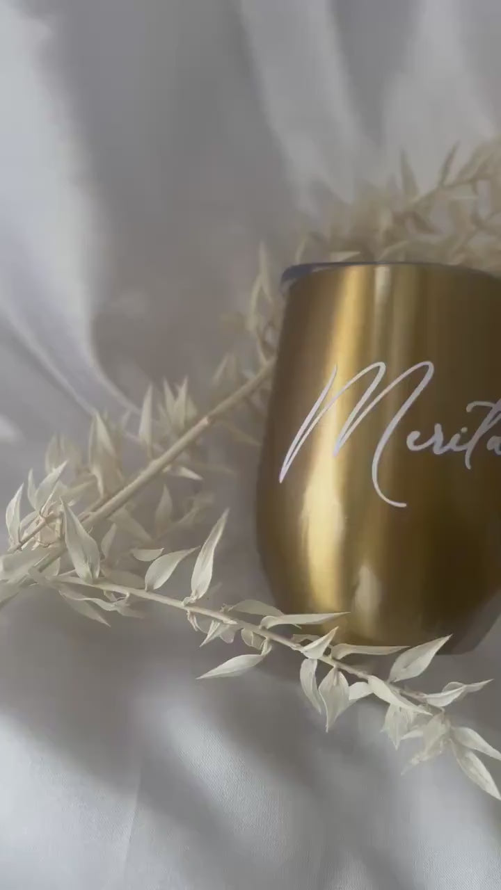 Thermobecher Weinbecher in Gold personalisiert mit Namen - Strohhalmöffnung - edel luxuriös und minimalistisch - JGA, Geschenk Frauen