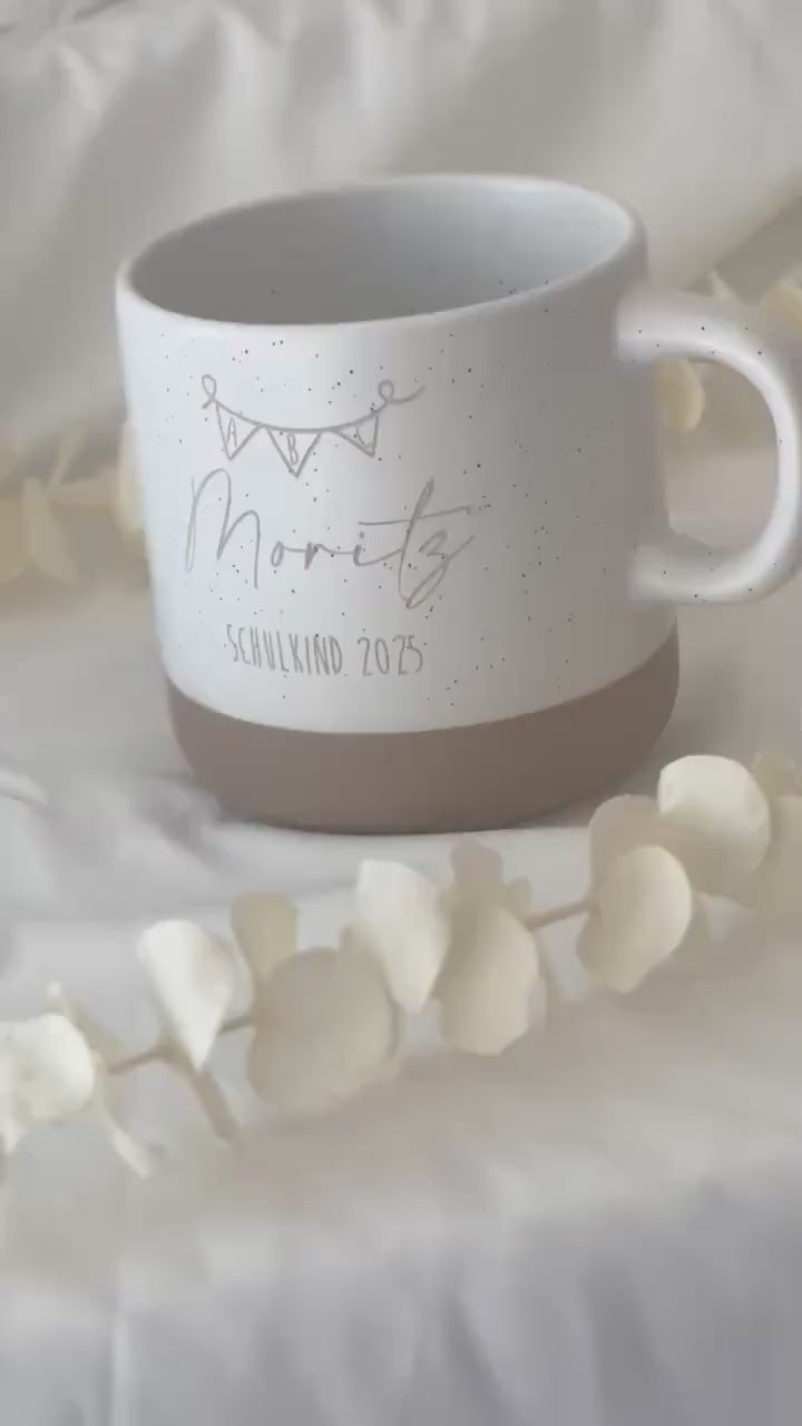Tasse Schulkind 2025 mit Name & ABC-Girlande – Geschenk Einschulung – personalisiert graviert – Kindertasse Schulanfang – 360 ml