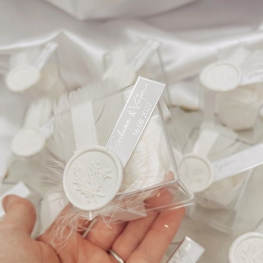 Gastgeschenk Rosenboxen mit Federn und personalisiertem Etikett