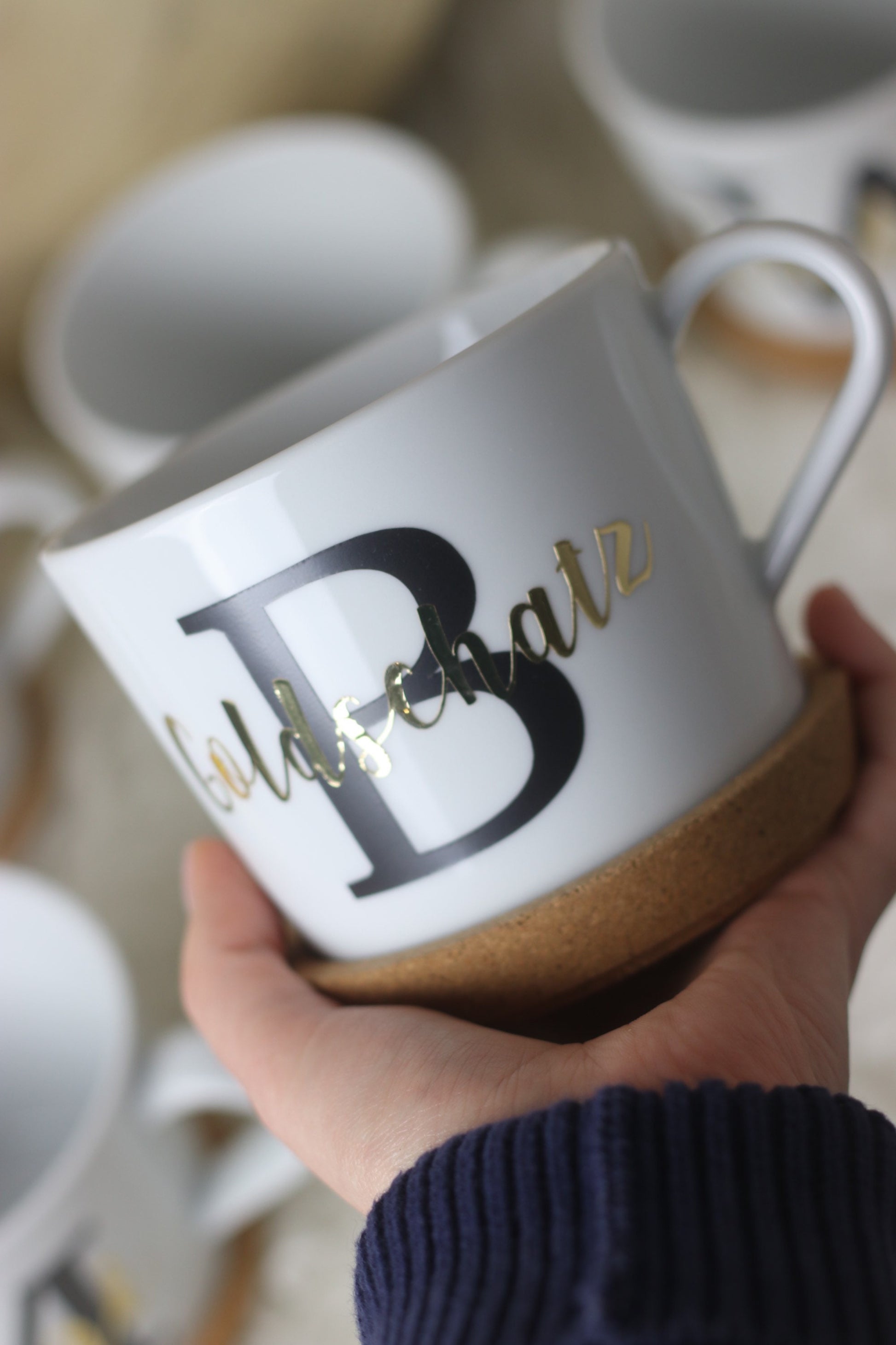 Personalisierte Tasse, Geschenkidee, Initial, Gold, Schwarz, Kaffeetasse, Untersetzer, individuell, Weihnachten, Weihnachtsgeschenk