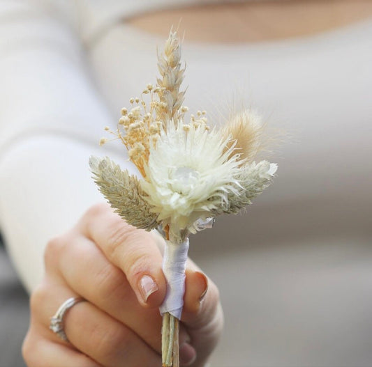 Herrenanstecker aus beige-weißen Trockenblumen - Ansteckblume