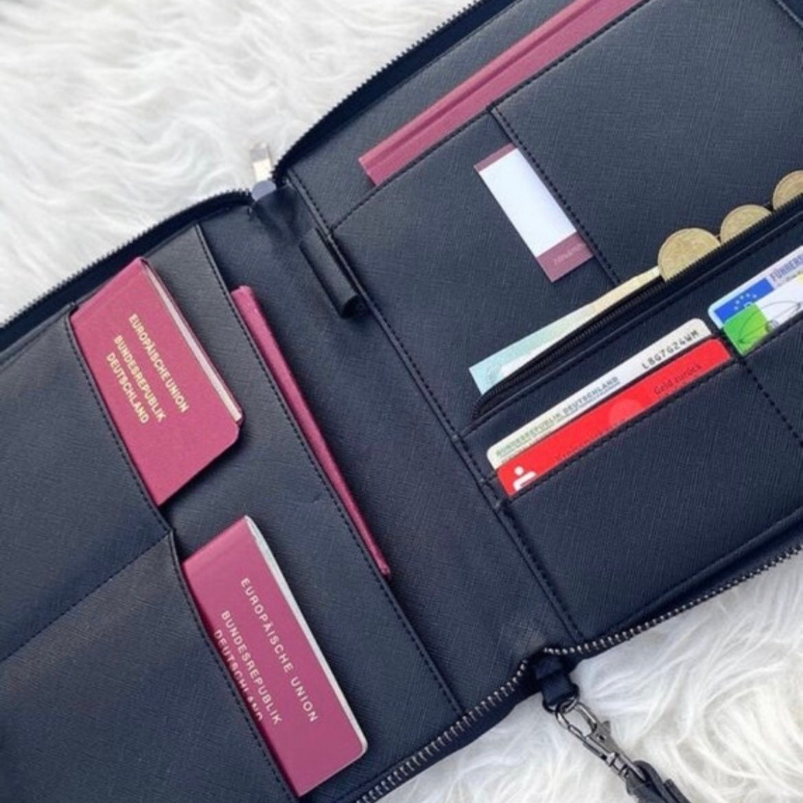 Travelorganizer Reiseorganizer mit Blumenkranz & Flugzeug personalisiert mit namen Geschenkidee Flitterwochen