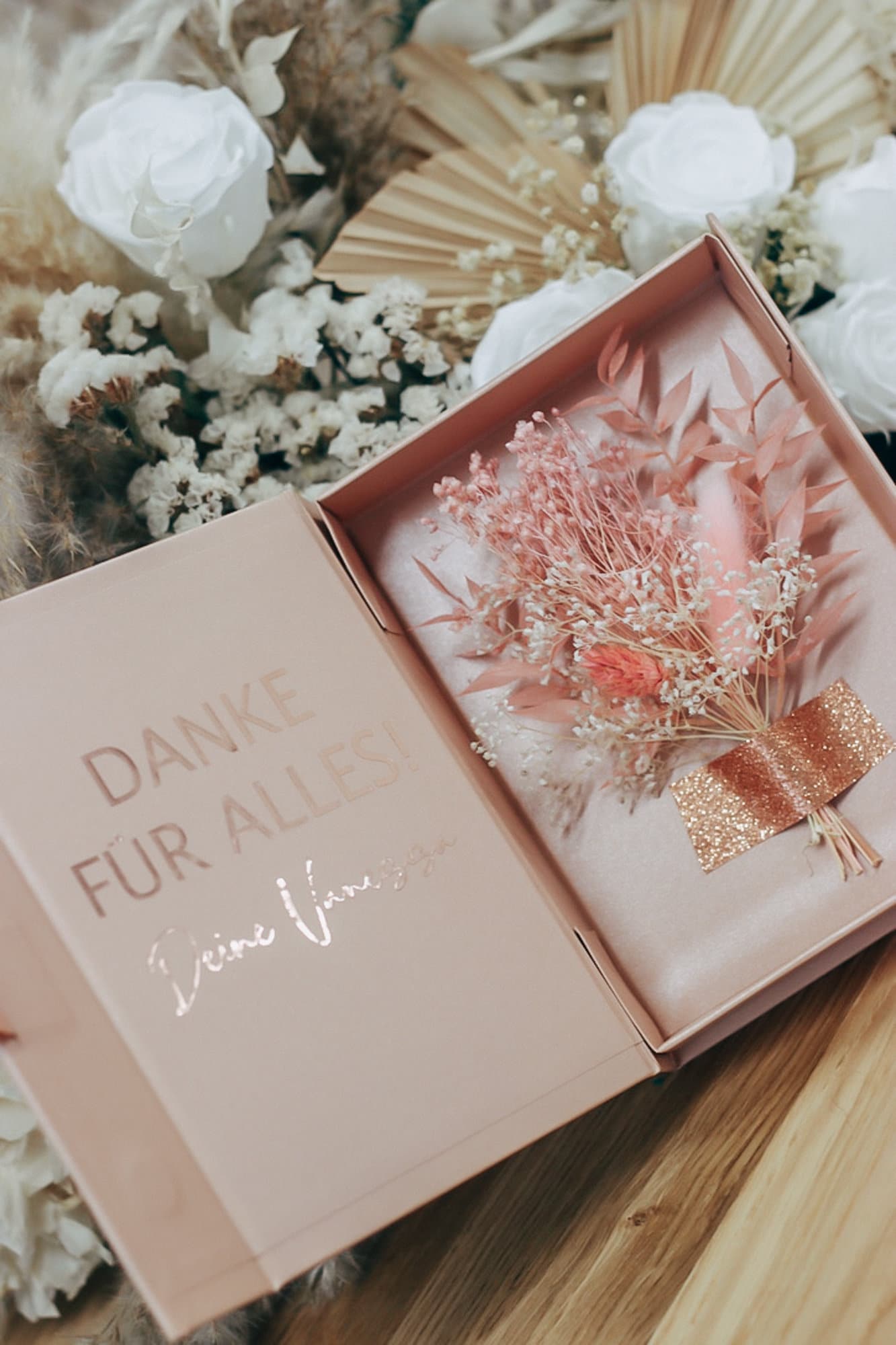 Personalisierte Geschenkbox mit Trockenblumen und Wunschnachricht in rosa oder rot - Muttertag - Valentinstag - Trauzeugin - Brautjungfer