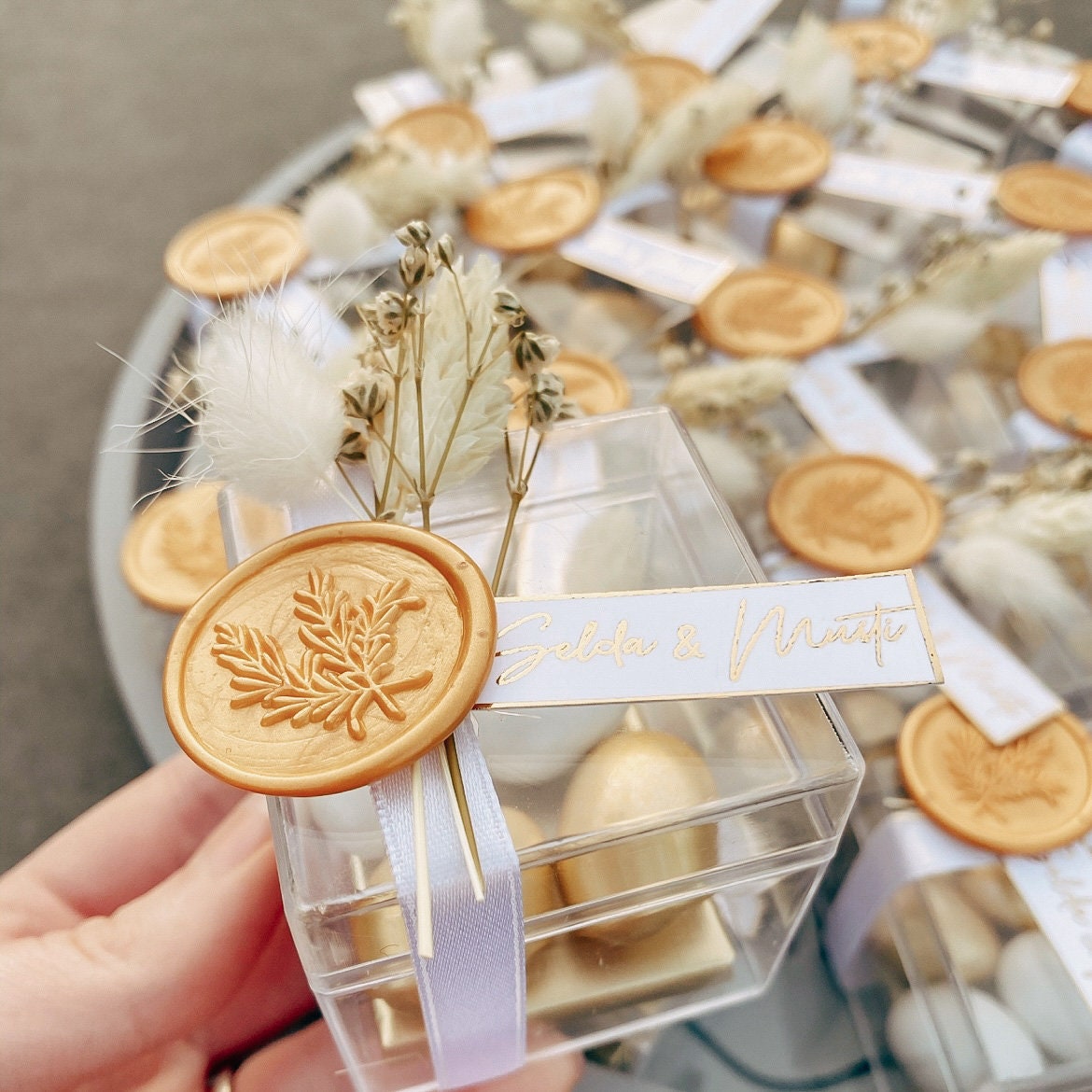 Gastgeschenk Mandelbox personalisiert, weiß gold oder weiß silber. Wachssiegel Trockenblumen Taufe Geburtstag