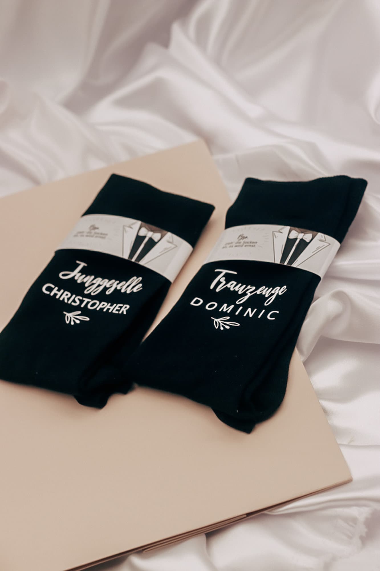 Socken für den Bräutigam, Trauzeugen, Brautvater oder Bruder - Personalisiert mit dem Namen - mit Banderole -