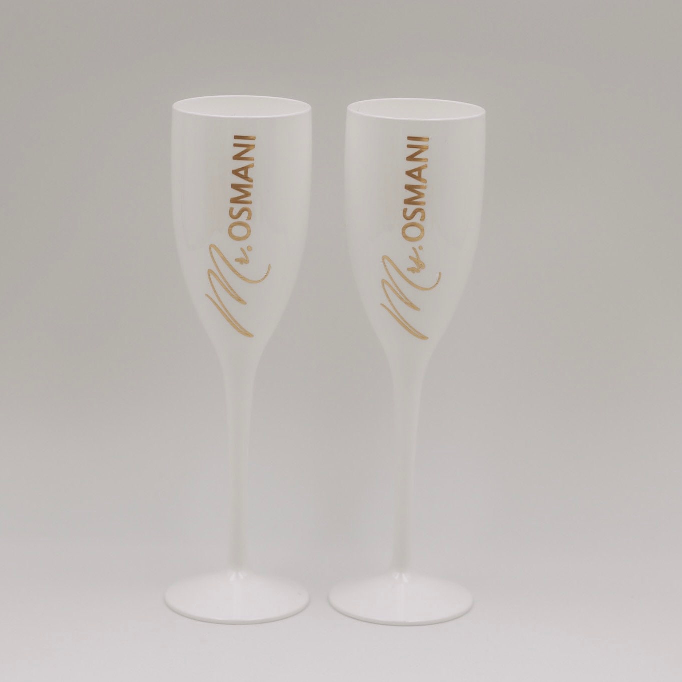 Hochzeitsgeschenk personalisierte Sektgläser in weiß - Mr & Mrs + Nachname - Standesamt Dekoration - Prosecco Champagner