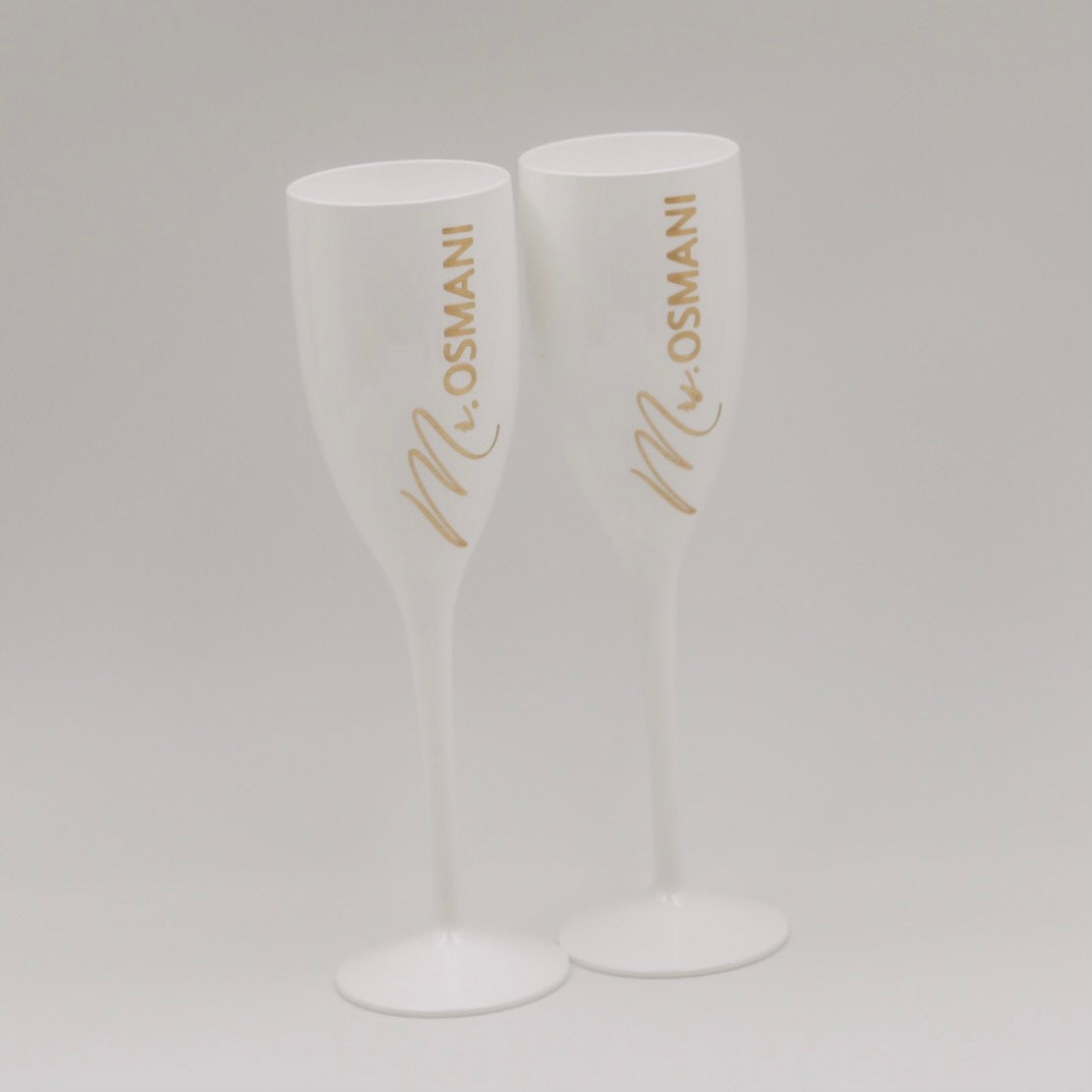 Hochzeitsgeschenk personalisierte Sektgläser in weiß - Mr & Mrs + Nachname - Standesamt Dekoration - Prosecco Champagner