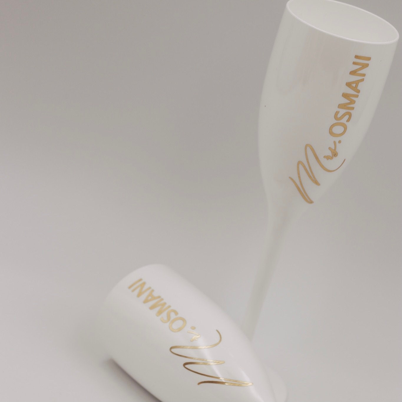 Hochzeitsgeschenk personalisierte Sektgläser in weiß - Mr & Mrs + Nachname - Standesamt Dekoration - Prosecco Champagner