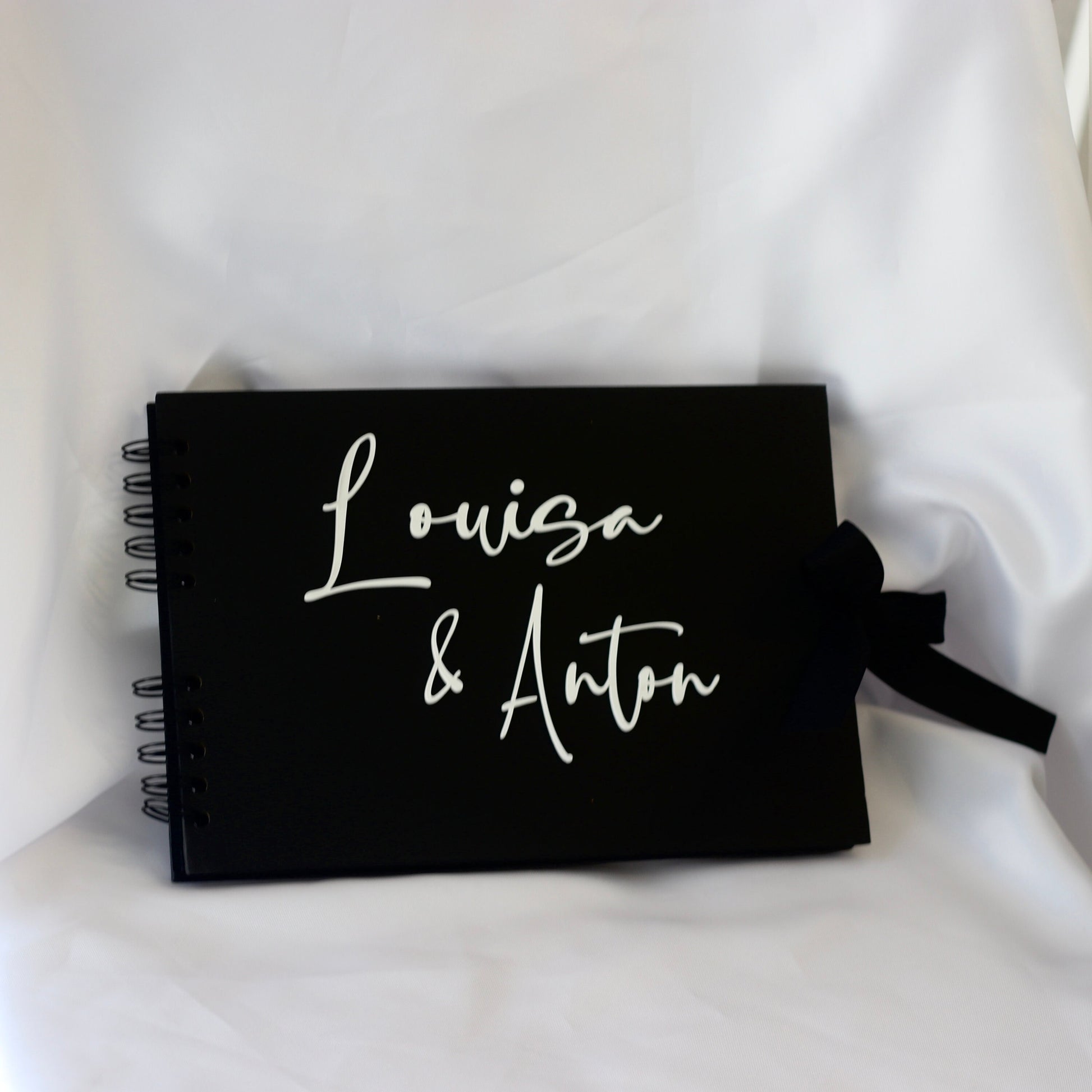 Personalisiertes Fotobuch Hochzeit mit 3D Acryl Schrift - schwarz weiß - minimalistisch