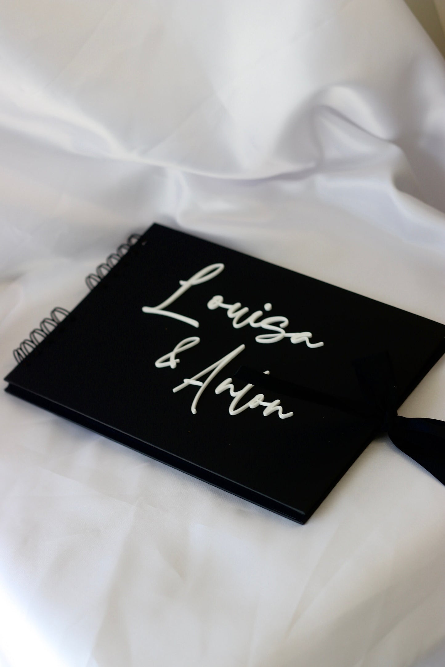 Personalisiertes Fotobuch Hochzeit mit 3D Acryl Schrift - schwarz weiß - minimalistisch