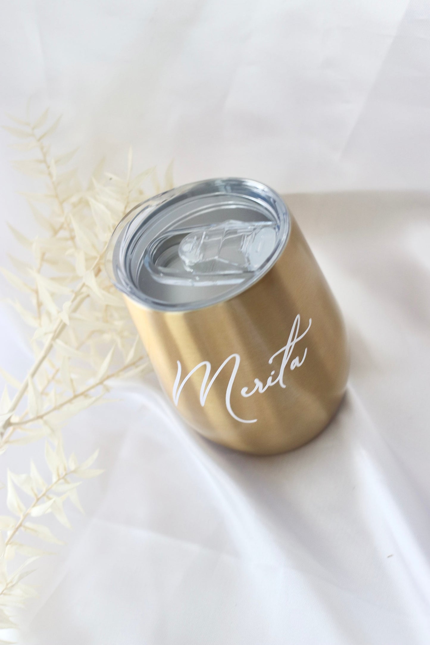 Thermobecher Weinbecher in Gold personalisiert mit Namen - Strohhalmöffnung - edel luxuriös und minimalistisch - JGA, Geschenk Frauen