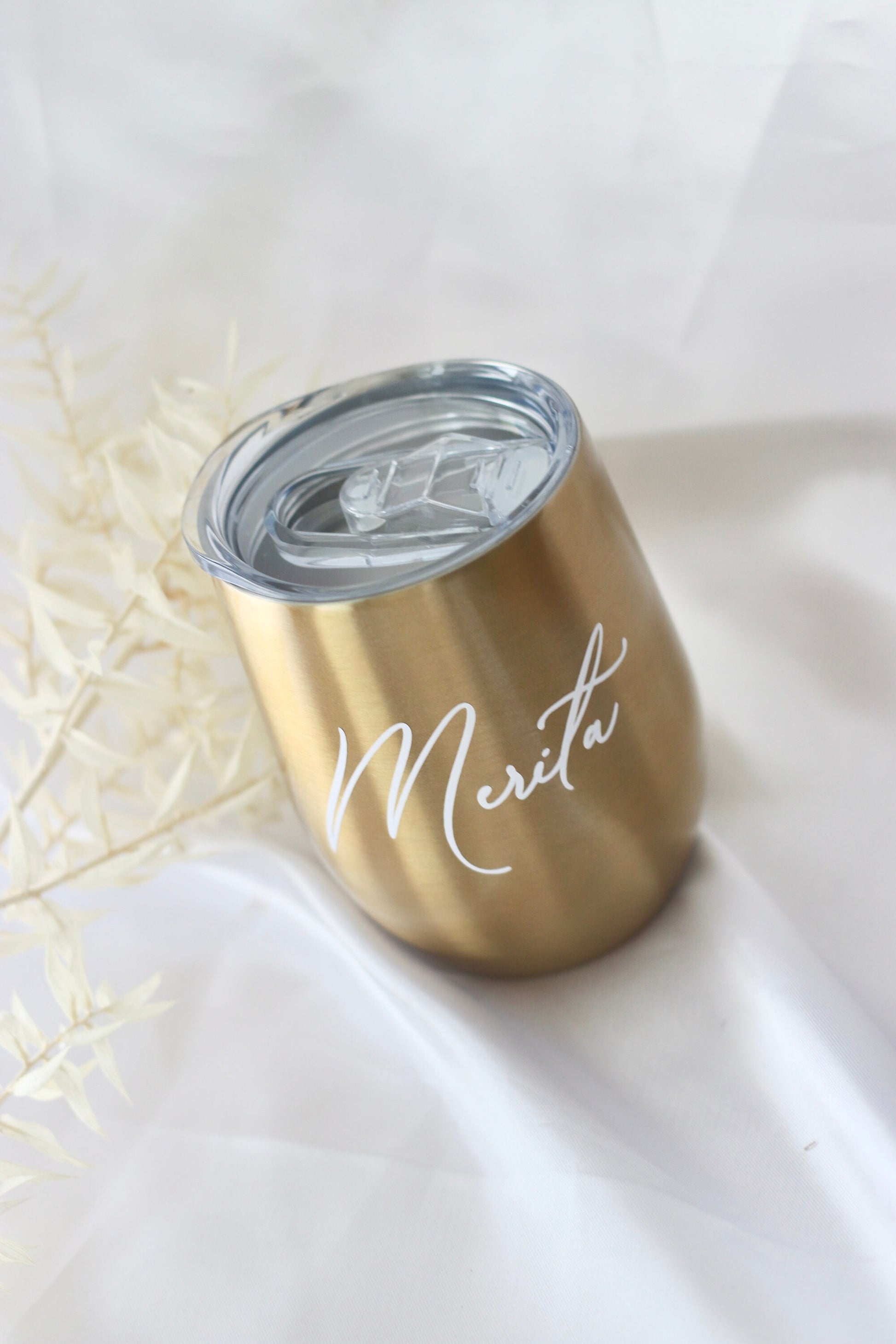 Thermobecher Weinbecher in Gold personalisiert mit Namen - Strohhalmöffnung - edel luxuriös und minimalistisch - JGA, Geschenk Frauen