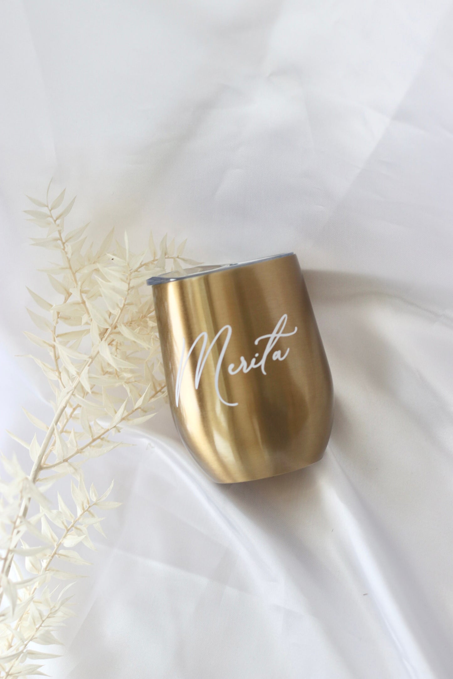 Thermobecher Weinbecher in Gold personalisiert mit Namen - Strohhalmöffnung - edel luxuriös und minimalistisch - JGA, Geschenk Frauen