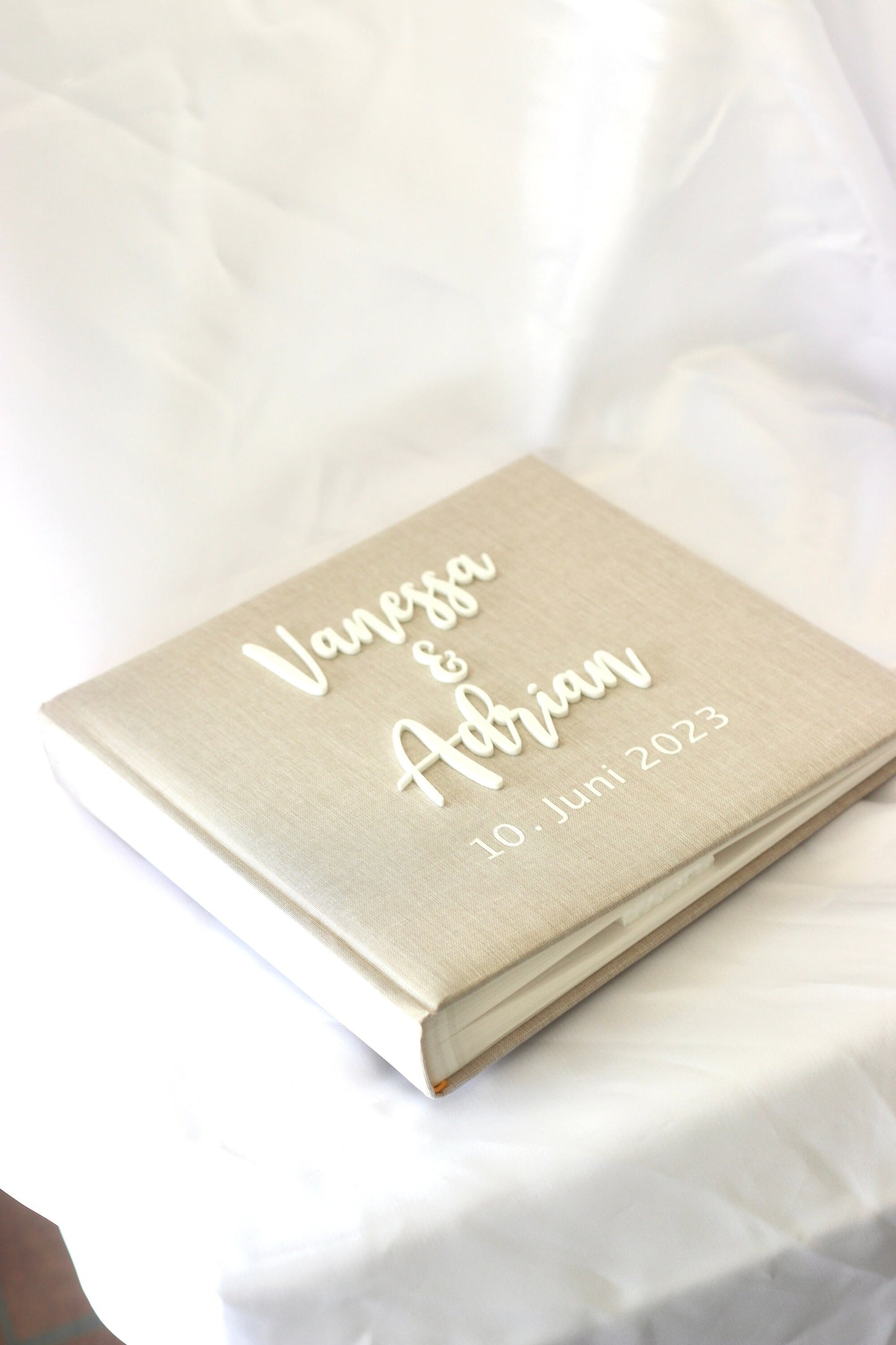 Gästebuch aus Leinen mit 3D Acrylnamen Hochzeit Fotoalbum beige weiß minimalistisch