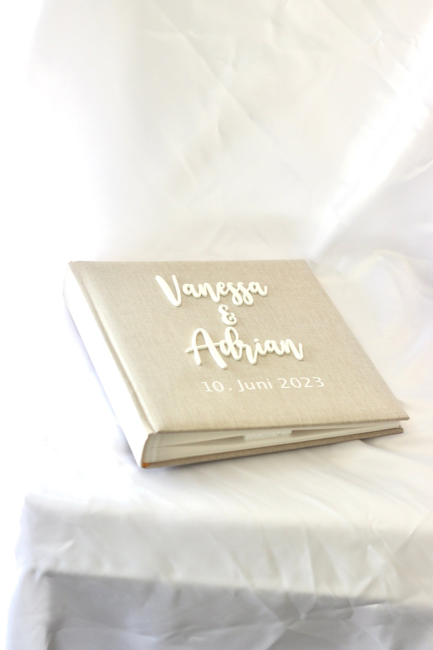 Gästebuch aus Leinen mit 3D Acrylnamen Hochzeit Fotoalbum beige weiß minimalistisch