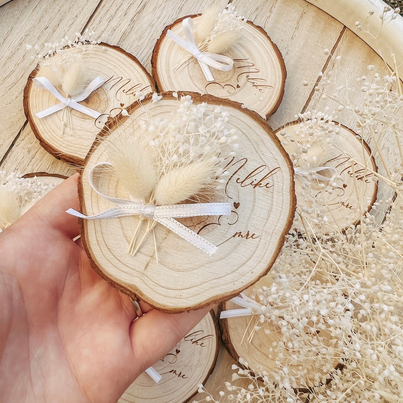 Gastgeschenk Hochzeit personalisiert, Gravierte Holzscheiben als Magnet, mit Trockenblumen & Schleife, Standesamt, Sözümüz Söz