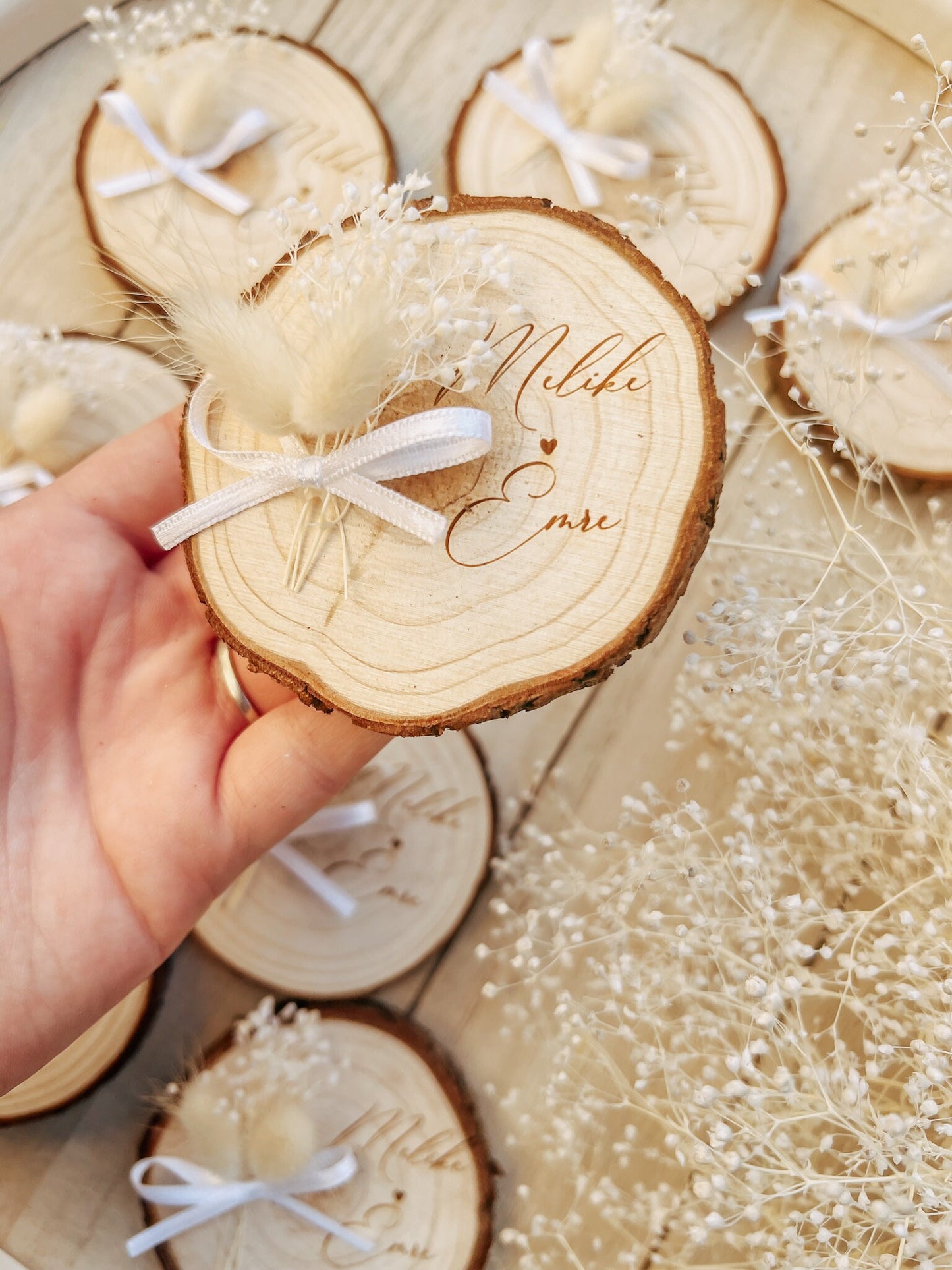 Gastgeschenk Hochzeit personalisiert, Gravierte Holzscheiben als Magnet, mit Trockenblumen & Schleife, Standesamt, Sözümüz Söz