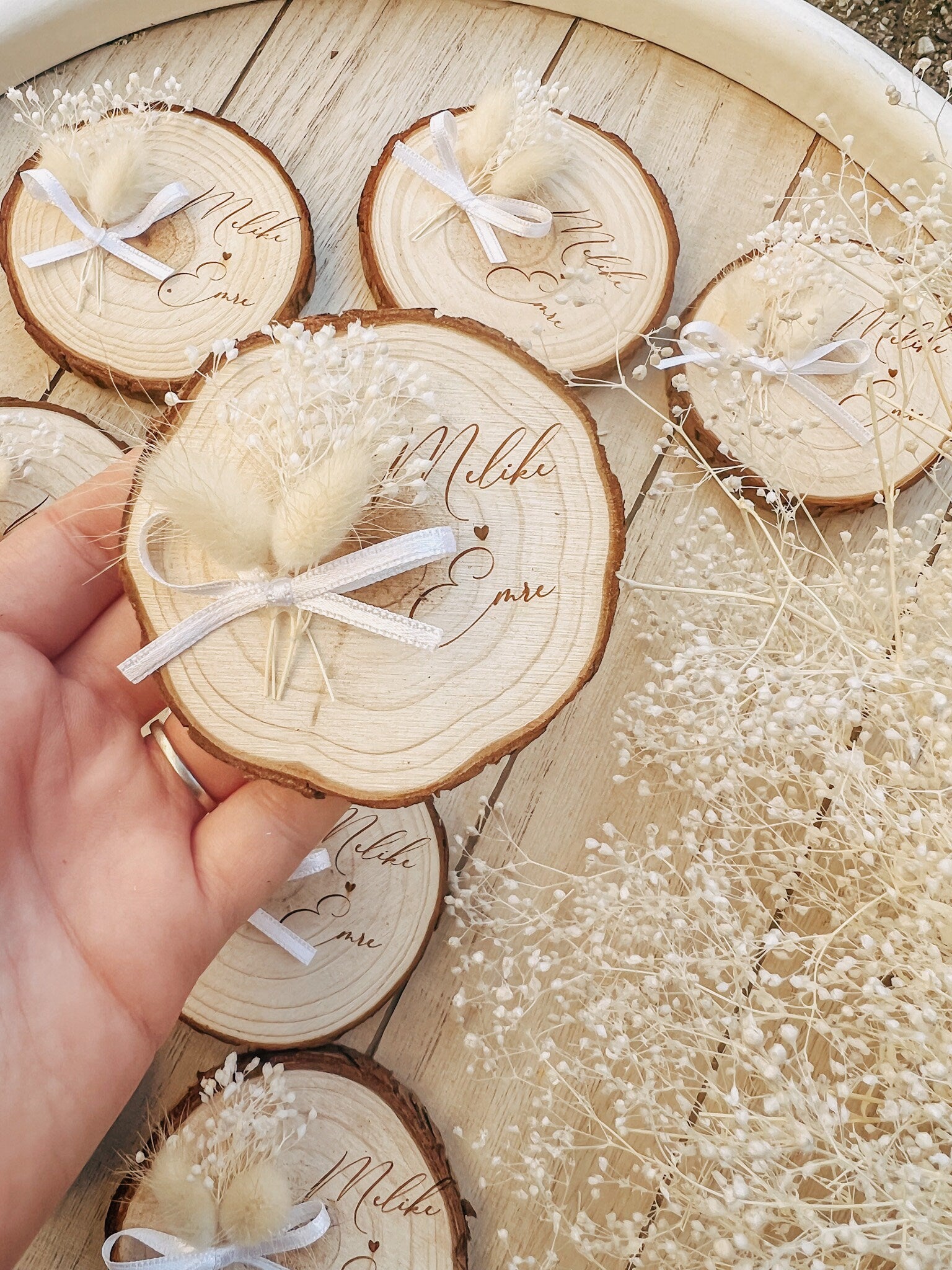 Gastgeschenk Hochzeit personalisiert, Gravierte Holzscheiben als Magnet, mit Trockenblumen & Schleife, Standesamt, Sözümüz Söz