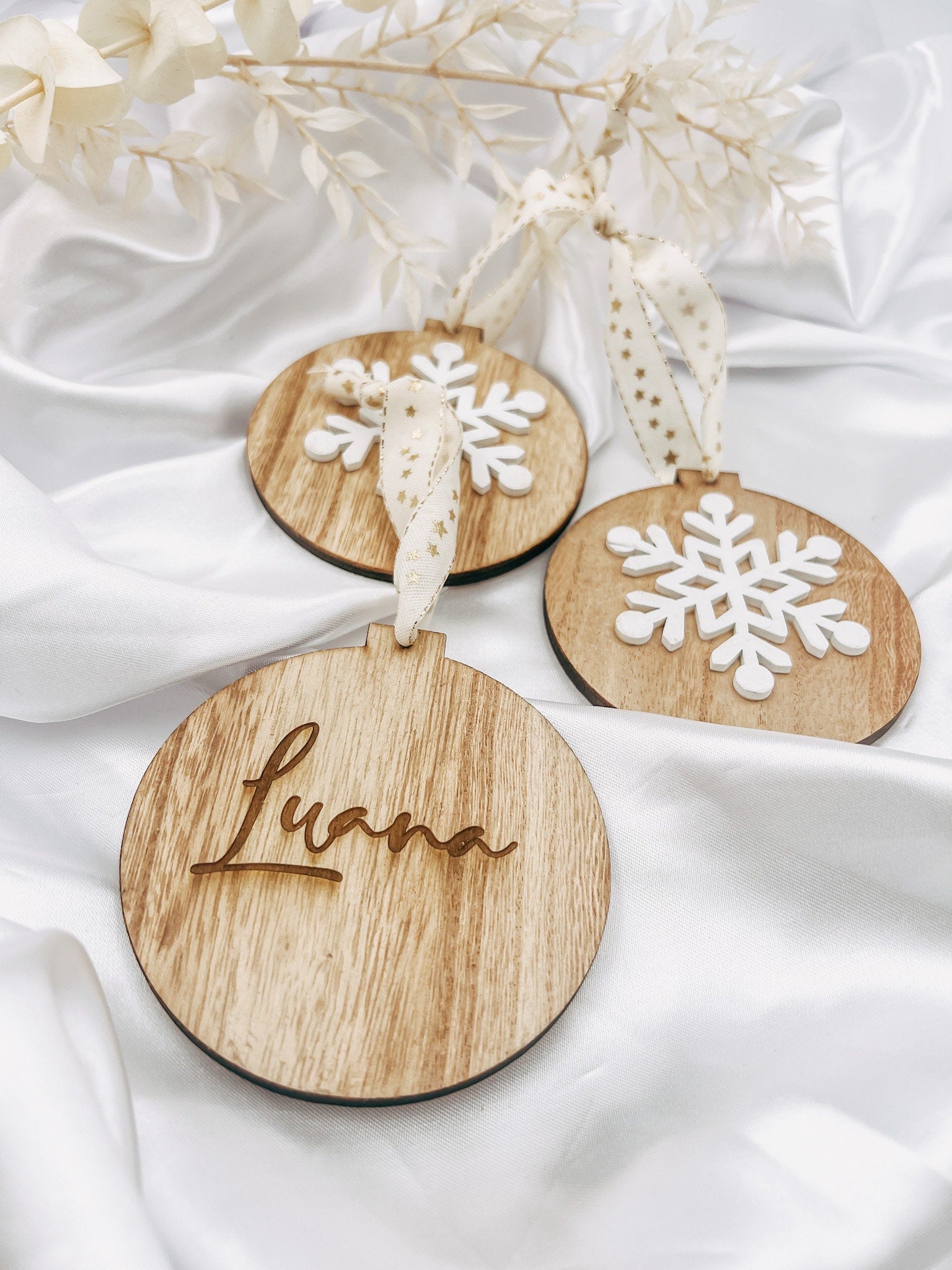 Weihnachtskugel personalisiert mit Gravur & 3D Schneeflocke | Christbaumkugel | Gastgeschenk | verschiedene Farben | 8cm groß | bruchsicher