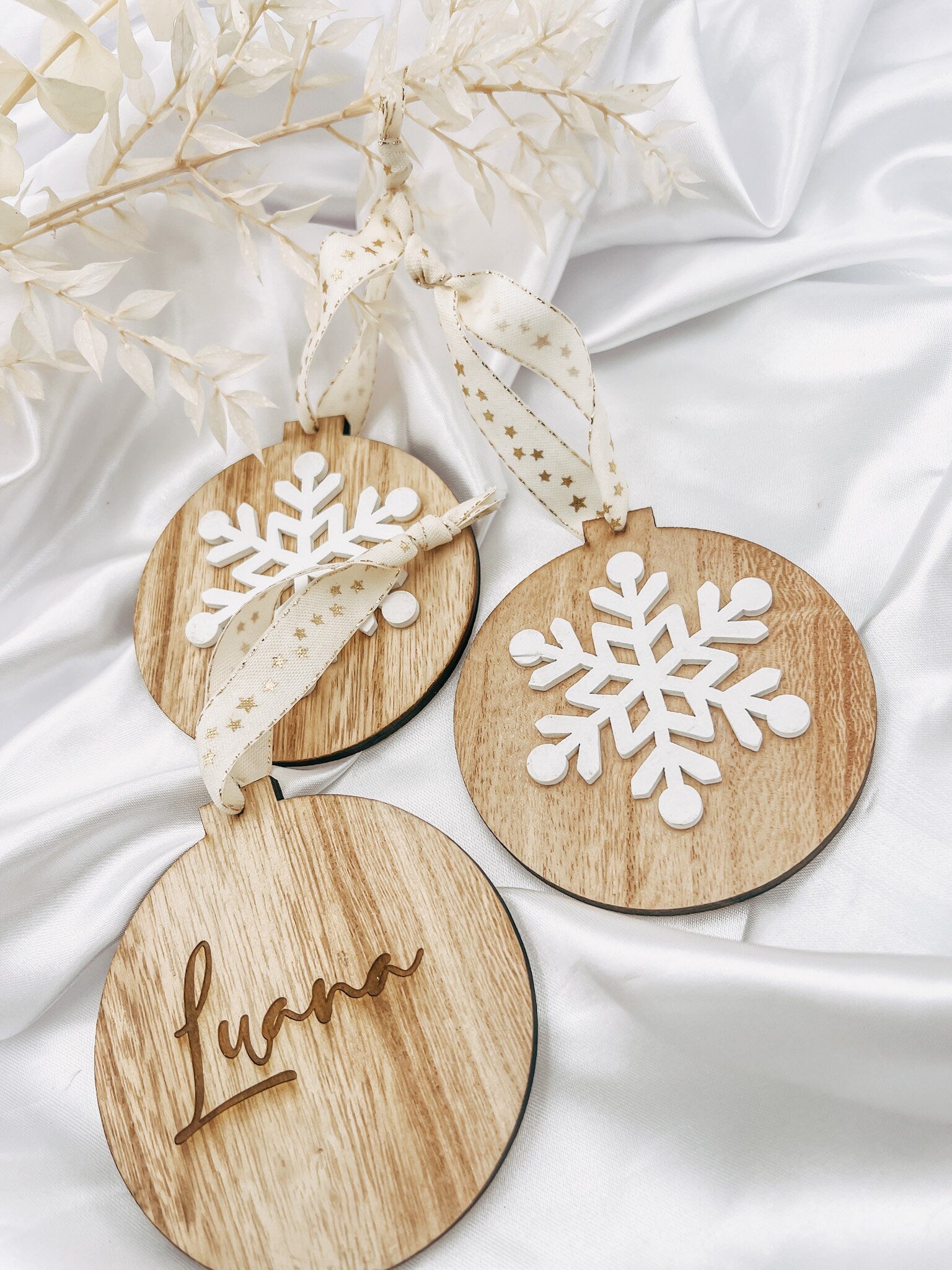 Weihnachtskugel personalisiert mit Gravur & 3D Schneeflocke | Christbaumkugel | Gastgeschenk | verschiedene Farben | 8cm groß | bruchsicher