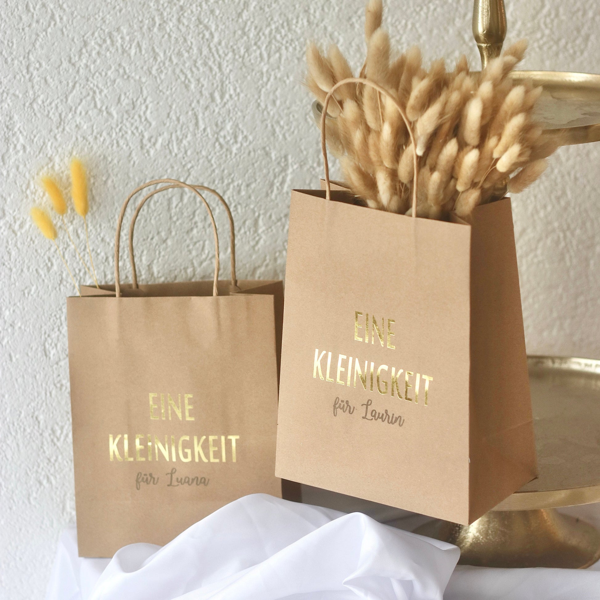 Personalisierte Geschenktüte mit Goldveredelung und Gravur - "Eine Kleinigkeit + Name " Weihnachtsgeschenk, Weihnachtsverpackung,Mitarbeiter