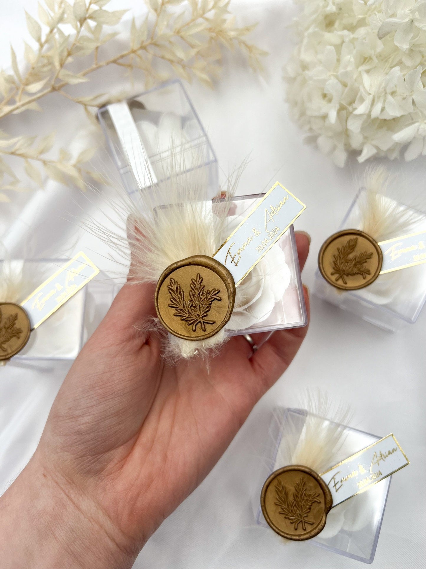 Gastgeschenk Rosenseife Hochzeit Taufe mit Federn und Metallic Schrift und Siegel in Gold - Verlobung - Sözümüz Söz - Wedding favor